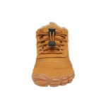Zapatilla de invierno color camel con forro de pelo, cordón elástico con tope y suela de goma ancha, vista frontal