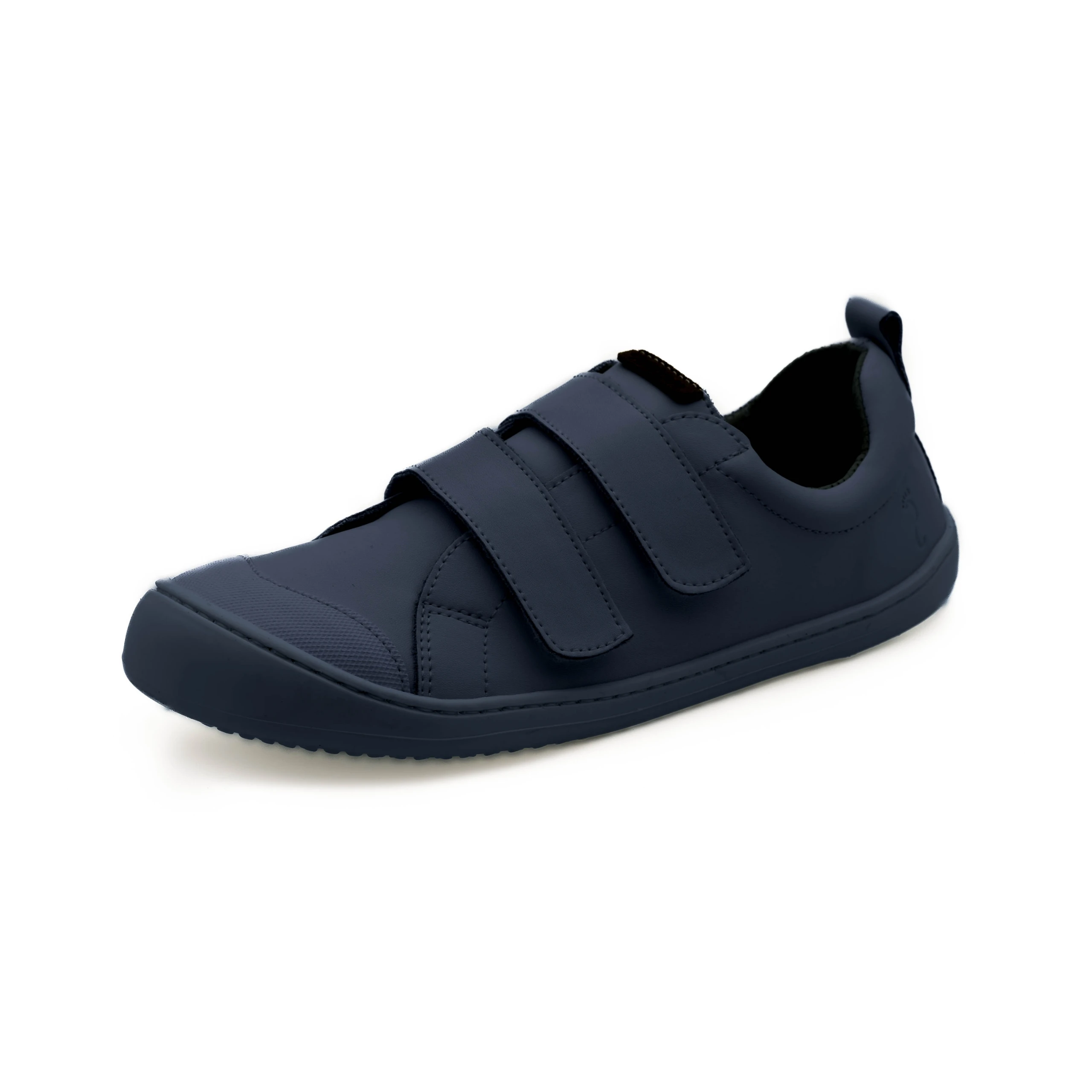 3 Zapato Condiz azul marino con dos tiras de velcro y puntera reforzada, en vista lateral de tres cuartos