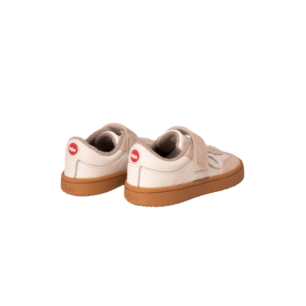 Vista trasera de unas zapatillas infantiles Lejan en beige con velcro, detalles de ante y suela de goma color caramelo