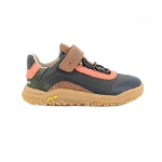 Zapatilla infantil PMG gris y verde con velcro marrón, detalles coral, cordón elástico y suela Vibram, vista lateral