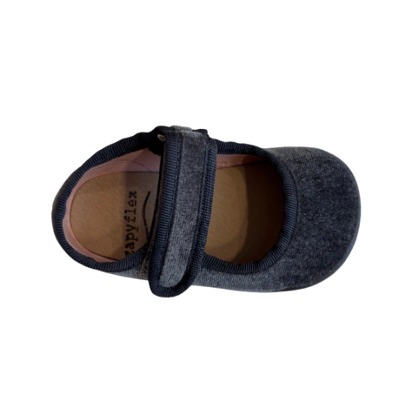 Mercedita infantil Zapy de terciopelo gris con tira de velcro y ribete azul marino, vista desde arriba