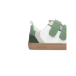 Detalle del talón de la zapatilla Muris Petra JR Green, blanca con velcros verdes y suela color camel