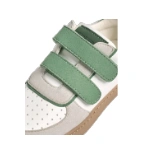 Detalle de las dos tiras de velcro verdes de la zapatilla Muris petra JR Green con puntera blanca perforada