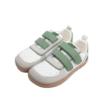 Par de zapatillas infantiles Muris petra JR Green con dos velcros verdes, puntera blanca perforada y suela caramelo