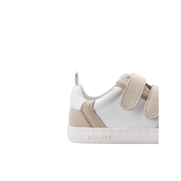 Zapatilla Muris Petra JR Stone blanca y beige, detalle del talón con dos tiras de velcro y logo en la suela