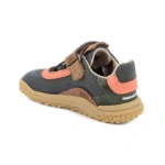 Zapatilla infantil gris oscuro y verde con velcro de serraje marrón, detalles naranja y suela color miel, vista trasera