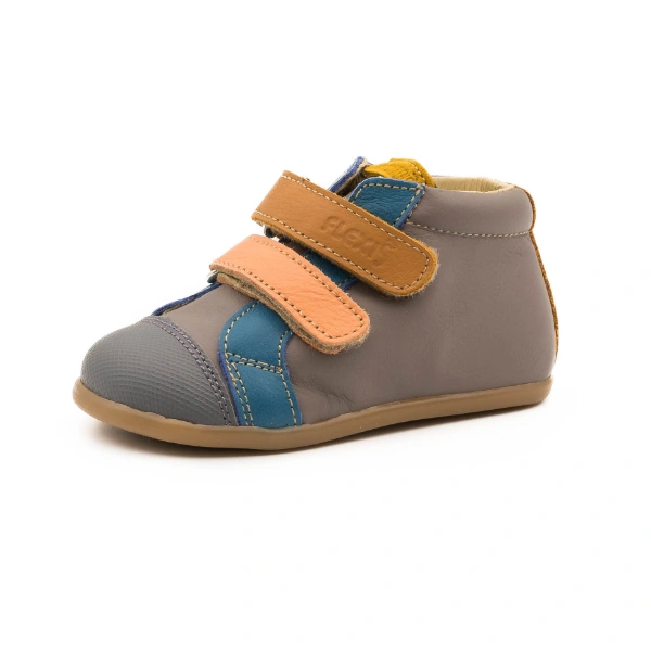 Botín infantil de piel gris con franja azul, puntera texturizada y dos tiras de velcro en naranja y camel
