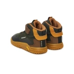 Botas infantiles verde oliva y marrón con velcro, etiqueta Gore-Tex y suela Vibram mostaza, vista trasera