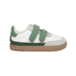 Zapatilla infantil Muris Petra JR Stone blanca con dos velcros verdes, puntera gris y suela marrón, vista lateral