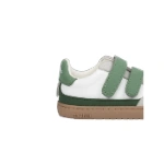 Detalle del talón de la zapatilla Muris Petra Mini Forest Green blanca con dos velcros verdes y suela marrón