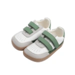 Zapatillas infantiles Muris Petra Mini Forest Green blancas con dos velcros verdes y suela color caramelo