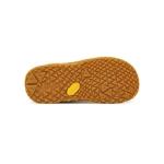 Suela de la Primigi Barefoot bota militare en goma color miel con relieve de triángulos y logotipo amarillo de Vibram