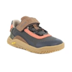 Deportiva Primigi Goretex militare en vista de tres cuartos, con velcro de ante marrón, detalles coral y suela Vibram