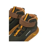 Detalle de las botas Primigi Barefoot verde militar con velcro marrón, cordones elásticos naranjas y suela Vibram