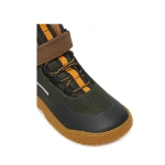 Primigi Barefoot bota militare en detalle: puntera de goma negra, tejido verde caqui, velcro marrón y suela color miel