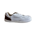 Zapatilla blanca de piel con cordones, suela plana blanca y refuerzo de ante marrón en el talón, vista de perfil