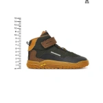 Bota infantil Primigi Barefoot verde militar de perfil con velcro, suela Vibram color miel y regla de altura en talla 26