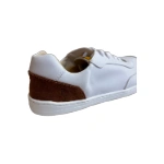 Zapatilla blanca Flexinens de piel, vista trasera con talón de ante marrón y logotipo de un pie grabado