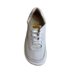 Zapatilla Flexinens de piel gris claro con cordones blancos y etiqueta mostaza, vista desde arriba