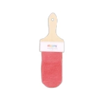 Calcetín antideslizante rojo Attipas de bambú para bebé, presentado en un soporte de madera con etiqueta blanca