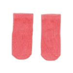 Par de calcetines cortos de bebé en color coral, de punto acanalado con puño elástico, sobre fondo blanco