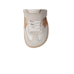 Zapatilla infantil Lejan ONE cream vista desde arriba, con ante beige, cordones elásticos, velcro y detalles color camel