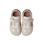Zapatillas infantiles Lejan ONE cream vistas desde arriba, de ante beige con velcro, cordones y detalles marrones y mostaza