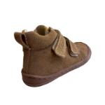 Botín infantil Flexinens castaño de serraje con dos tiras de velcro, vista trasera lateral y detalle mostaza en la lengüeta