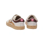Zapatillas infantiles Lejan ONE cream vistas desde atrás, con talón marrón, logo rosa, velcro y suela caramelo