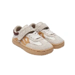 Par de zapatillas infantiles beige de serraje con velcro y cordones, detalles en camel, talón granate y suela caramelo