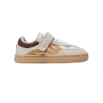 Zapatilla infantil Lejan ONE beige de ante con velcro, detalles mostaza, talón granate y suela caramelo, vista lateral