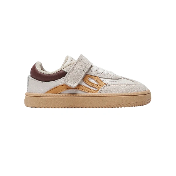 Zapatilla infantil Lejan ONE beige de ante con velcro, detalles mostaza, talón granate y suela caramelo, vista lateral