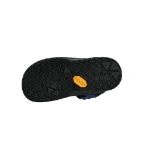 Suela de la bota azul Primigi Barefoot, de goma negra con dibujo de triángulos y logotipo amarillo de Vibram