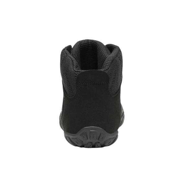 Zapatilla Saguaro Vitality V negra vista desde atrás, con talonera de ante, malla transpirable y suela de goma gris