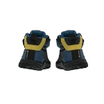 Vista trasera de la bota Primigi Barefoot azul con talón amarillo, tirador negro, etiqueta Gore-Tex y suela negra