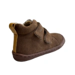 Bota infantil de ante marrón con dos tiras de velcro y talonera de piel mostaza, vista lateral trasera