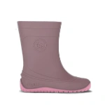 Bota de agua infantil Be Lenka Pudds en color violeta con suela rosa, vista lateral con logotipo en relieve