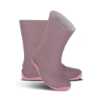 Par de botas de agua Be Lenka Pudds Violeta con suela rosa y la palabra barefoot en relieve, vista lateral