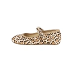 Bailarina Blanditos Ballet Print con estampado de leopardo, tira al empeine y ribete beige, vista lateral
