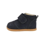 Bota infantil de serraje azul marino con cierre de velcro, tirador trasero y suela color miel, vista de perfil