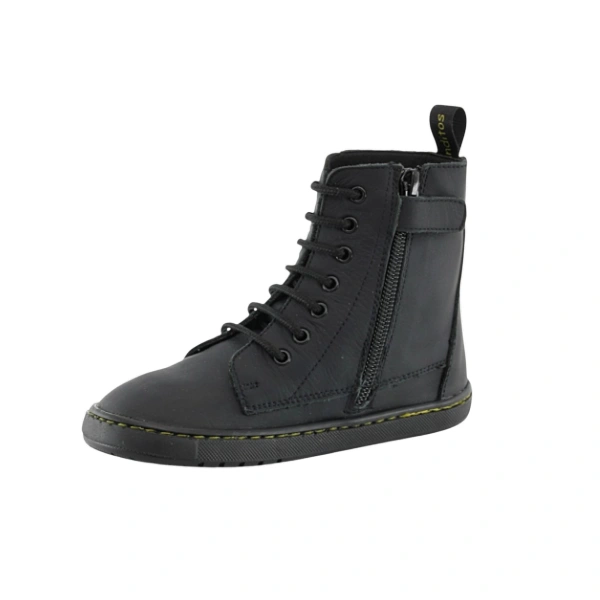 Bota infantil de piel negra con cordones, cremallera lateral y costura amarilla en la suela, vista lateral