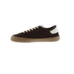 Zapatilla Victoria Olmo Serraje Chocolate en vista lateral, con cordones crudos, talón blanco y suela color caramelo