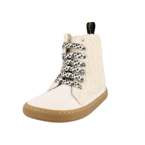 Botín Blanditos Porcelana en piel blanca y borreguito con cordones de leopardo y suela color miel, vista en tres cuartos