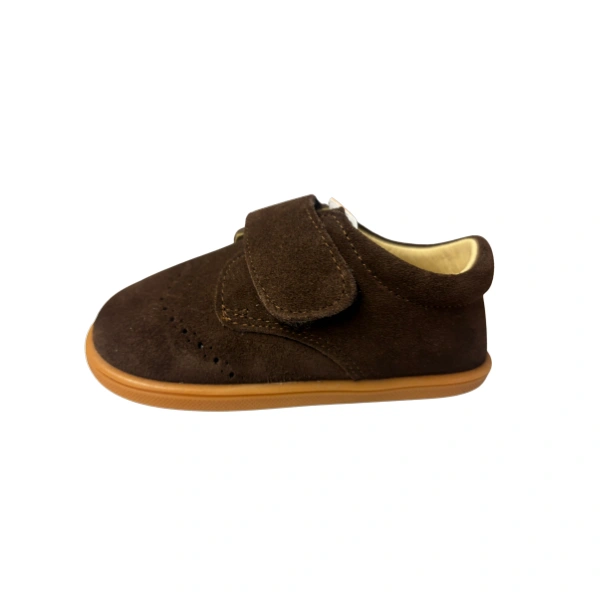 Zapato infantil Blanditos Quito marrón de ante con velcro, picados en la puntera y suela color caramelo, vista lateral