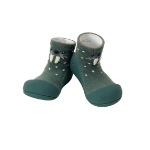 Par de zapatos calcetín Attipas verdes para bebé con cara de morsa, lunares blancos y puntera de goma