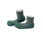 Par de zapatos calcetín verdes para bebé con suela de goma, lunares blancos y cara de morsa con colmillos