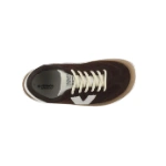 Zapatilla Victoria Olmo de serraje chocolate con cordones crudos, uve blanca lateral y suela de goma color miel