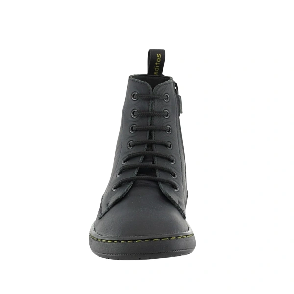 Bota infantil de piel negra con cordones, cremallera lateral y pespunte verde en la suela, vista de frente