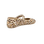 Blanditos Ballet Print, merceditas con estampado de leopardo y ribete beige, vista trasera del talón y la tira con hebilla