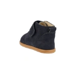 Blanditos Dallas marino, bota infantil de serraje azul marino con velcro y suela color caramelo, vista trasera lateral